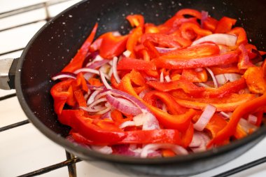 Bir tavada yemek yemek ev mutfak at, taze sebze