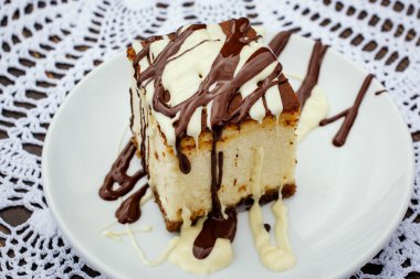 çikolata soslu cheesecake dilim.