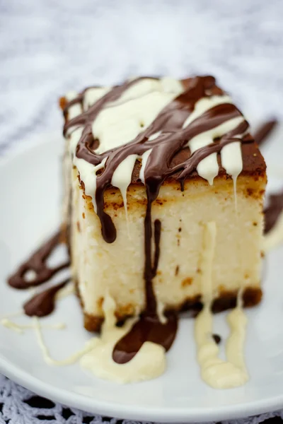 Scheibe Käsekuchen mit Schokoladensauce. — Stockfoto