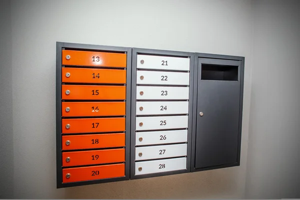 Orange-weiße numerousmailboxes — Stockfoto