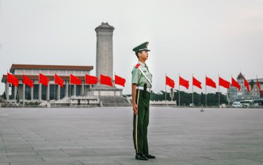 Pekin - Çin, Mayıs 2016: Onur nöbetçi asker Tiananmen Meydanı'na Çin arka bayraklar.