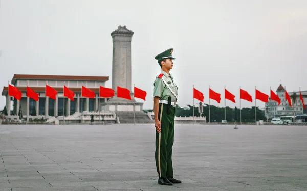 Beijing - China, mei 2016: Honor guard soldaat op Tiananmen-plein Chinese vlaggen de achtergrond — Stockfoto