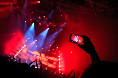 Canlı müzik festivali akıllı telefon kayıtlarıyla konser sahnesinin fotoğrafını çekiyor.