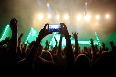 Rock konseri kalabalık dijital smartphone ile performans kaydı