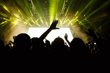 Konser kalabalığın siluetleri