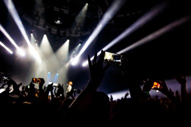 İnsanlar konser çekim video ya da fotoğraf.