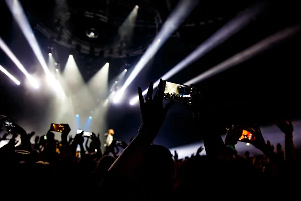 Gente en concierto filmando video o foto . — Foto de Stock