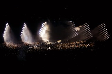 Kalabalık konser partisi, disko açık renkli