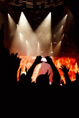 Konser sahne önünde fotoğraf çekmek