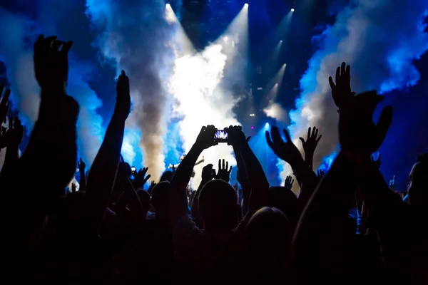 Konser sahne önünde fotoğraf çekmek