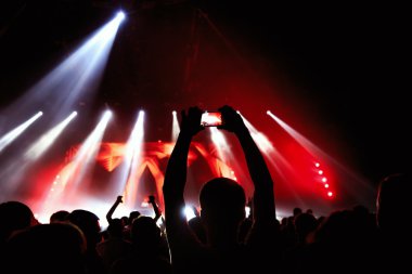 Konser sahne önünde fotoğraf çekmek