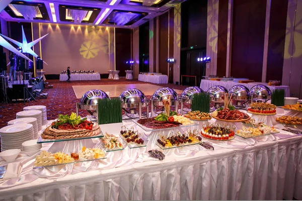 Ikram Servisi. Restoran tablo Event'de yiyecek ile