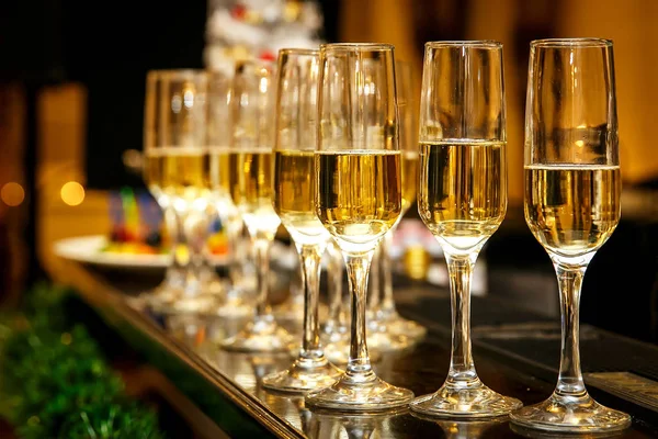 Bir sürü ile bir harika lezzetli şampanya ya da beyaz şarap şarap bardakları — Stok fotoğraf