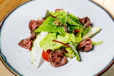 Mercimek, sığır eti, armut salatası