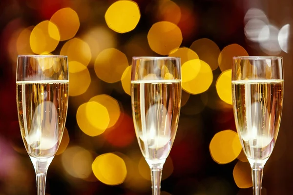 Gözlük ile serin lezzetli şampanya ya da beyaz şarap — Stok fotoğraf