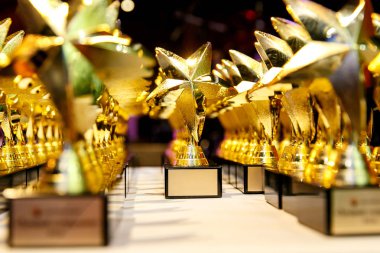 Altın trophys, yıldız şeklinde Ödülleri