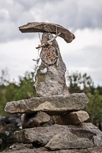 Dreamcatcher on a pyramid of stones — Stock Photo, Image