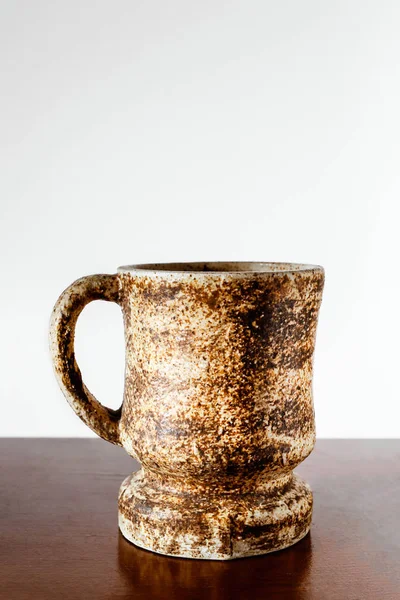Antieke klei cup op houten tafel — Stockfoto