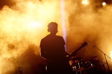 gitar çalan eylem sahnede silüeti