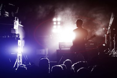 gitar çalan eylem sahnede silüeti
