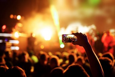 El ile bir akıllı telefon kayıtları canlı müzik Festivali, canlı konser, Sahne Alanı'nda göster