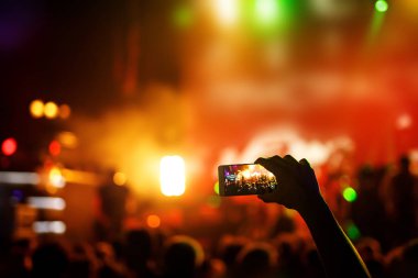 El ile bir akıllı telefon kayıtları canlı müzik Festivali, canlı konser, Sahne Alanı'nda göster