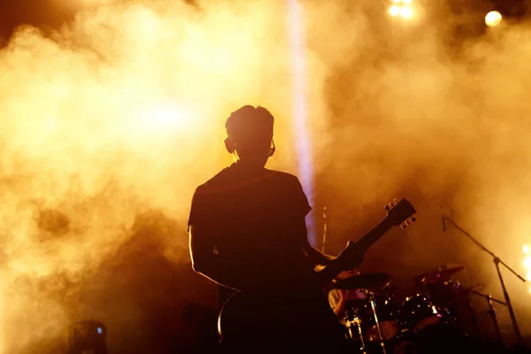 Silhueta do guitarrista em ação no palco — Fotografia de Stock