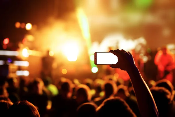 Hand met een smartphone records live muziekfestival, live-concert, show op het podium — Stockfoto