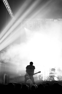 Rock konserinde tezahürat yapan kalabalık