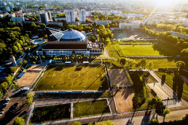 Vista superior de los aviones no tripulados al recinto deportivo, campo de fútbol — Foto de Stock