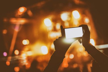 El ile bir akıllı telefon kayıtları canlı müzik Festivali ve çekici fotoğraf
