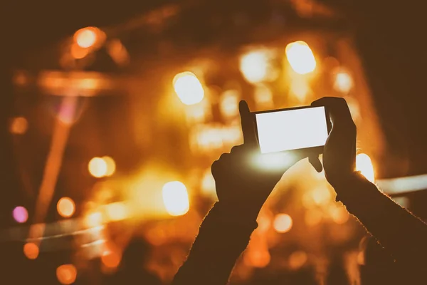Hand met een smartphone registreert live muziekfestival en nemen foto — Stockfoto