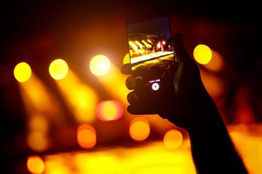 El ile bir akıllı telefon kayıtları canlı müzik konser festival