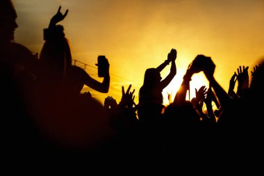 Genç kız bir rock konseri, siluet Sunset'teki hoşlanır