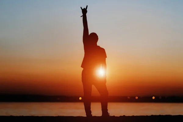 Joven feliz en el ocaso —  Fotos de Stock