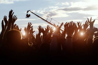 Siluetleri el açık havada Müzik Festivali