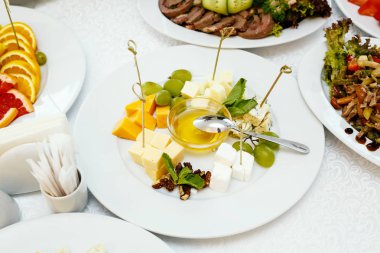 Peynir tabağı - çeşitli peynir, üzüm yeşil ve siyah, tatlım