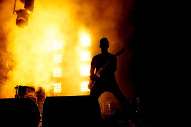 Siluet gitarist, gitarist gerçekleştirmek konser Sahne Alanı'nda.