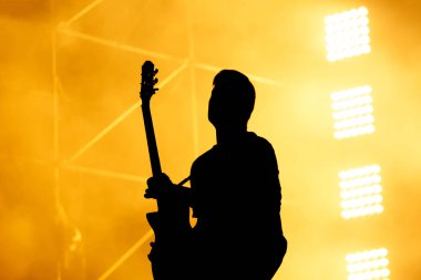 Siluet gitarist, gitarist gerçekleştirmek konser Sahne Alanı'nda.