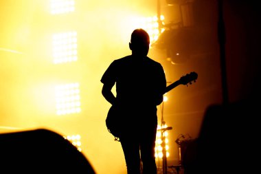 Siluet gitarist, gitarist gerçekleştirmek konser Sahne Alanı'nda.
