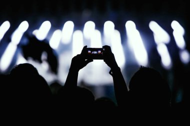 Konser bir smartphone telefon, video kayıt. Reggae renkleri.