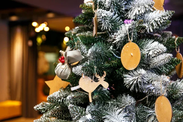 Decorado com árvore de Natal, na festa de ano novo — Fotografia de Stock