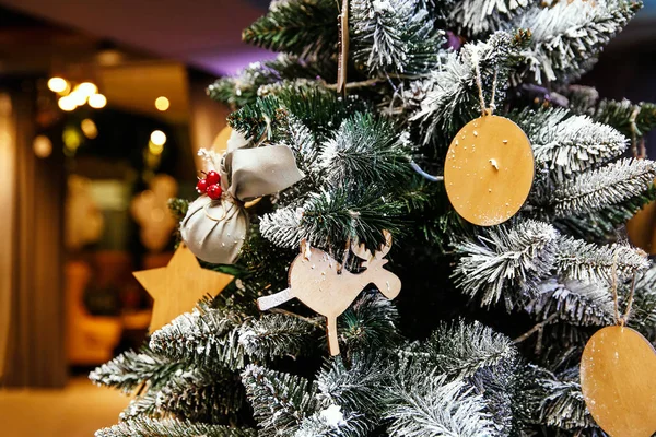 Decorado com árvore de Natal, na festa de ano novo — Fotografia de Stock