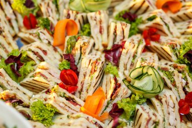 Çavdar ekmeği, krem peynir, taze maydanoz ve yeşil soğan bir tabloda basit sağlıklı snack yapılmış. Olay catering üzerinde küçük lezzetli sandviçler