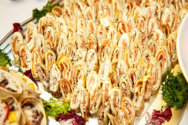 Somon füme, horseradish krem peynir ve roket ince krep rulo bırakır