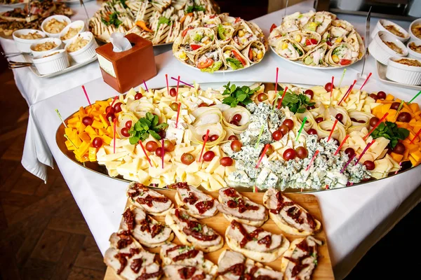Comidas para gourmets en la mesa de bodas —  Fotos de Stock