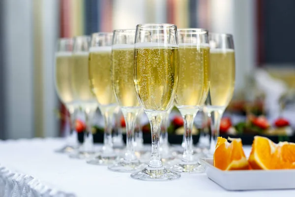 Şampanya bardağı bir partiye sunulmakta — Stok fotoğraf