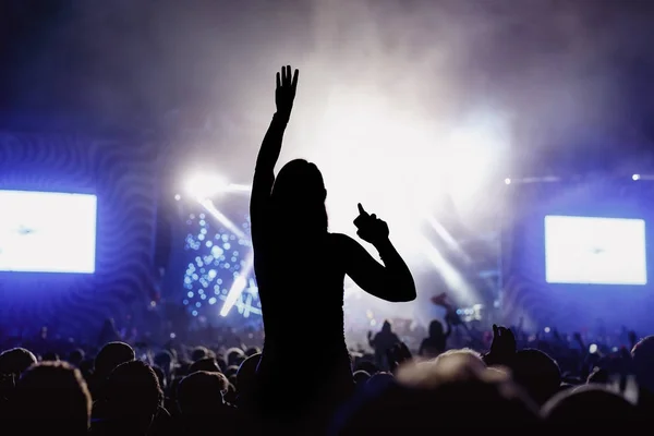 Chica disfrutando del concierto del festival de música . — Foto de Stock