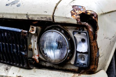 Eski bir araba garajında ön far detay