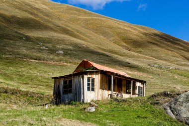 Dağın altındaki ahşap ev